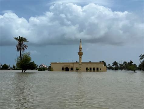 迪拜遭雷暴大雨袭击城市严重内涝：积水及腰淹至车窗，开车如行船_腾讯视频
