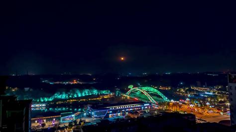 南国灯城自贡十五的月亮在彩虹桥上空升起视频素材_ID:VCG2217720414-VCG.COM