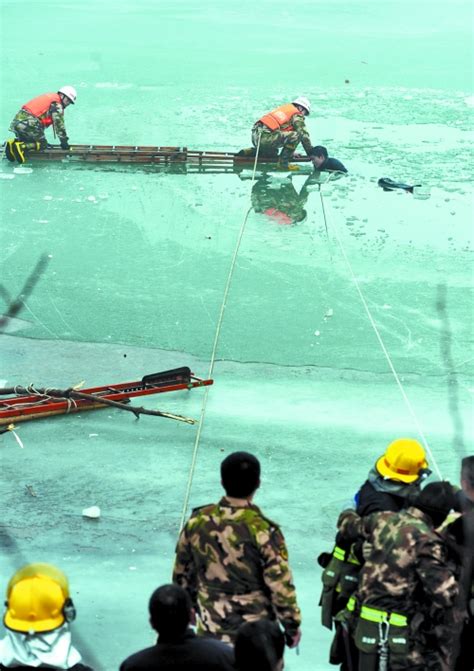 西流湖冰面坍塌5人落水救出4人 青年为救同学溺亡/图--本地新闻--中原网