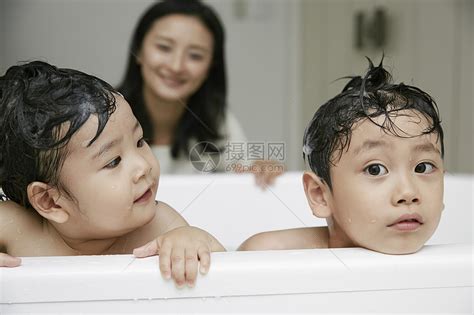 妈妈帮两个小朋友洗澡高清图片下载-正版图片502055977-摄图网