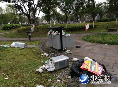 公园垃圾堆积 市民希望加强管理-北纬网（雅安新闻网）