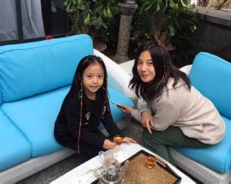 41岁赵薇的7岁女儿小四月近照，网友：大眼睛和妈妈一模一样