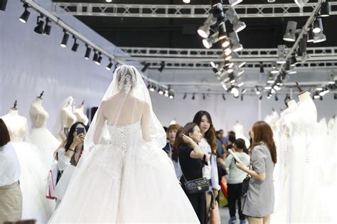 北京婚纱摄影工作室浅谈 娇小身材的新娘怎样选婚纱摄影比较合适 城市花园