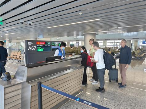 乘客们在机场乘务员处等候办理登机手续插画图片素材_ID:418504821-Veer图库