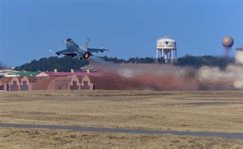 35战斗机中队的4架F-16战隼准备沿着飞行跑道滑行