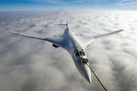 “白天鹅”图-160超音速变后掠翼远程战略轰炸机