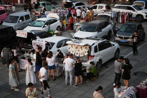 安徽亳州：“后备箱夜市”点亮文旅夜经济-人民图片网
