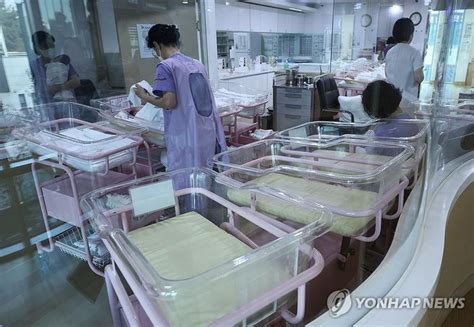 连续八年下降！韩国去年新生儿23万降至历史新低，总和出生率仅0.72|生育率|出生率|总和_新浪新闻