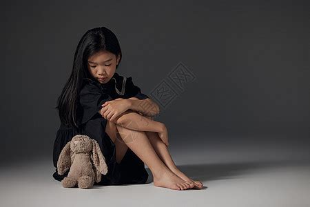 一个人在家孤独的小女孩高清图片下载-正版图片501769123-摄图网