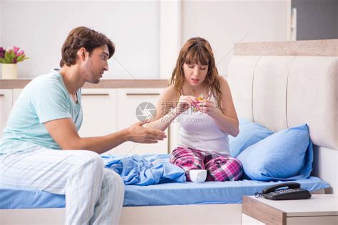 年轻丈夫在卧室照顾生病的妻子高清图片下载-正版图片505874963-摄图网