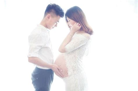 怀孕双胞胎孕妇身材变化全过程记录，这肚子可真够大的！_腾讯视频