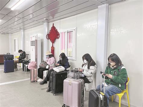 武汉火车站助大学生返校临时开通高校直通车 楚天都市报数字报