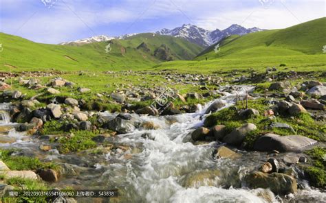 新疆伊犁山谷的彩虹和野花,高山丘壑,自然风景,摄影素材,汇图网www.huitu.com