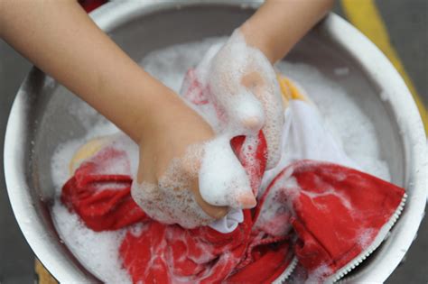 手洗衣服的这些小技巧你是否知道？|衣服|洗涤剂|污渍_新浪新闻