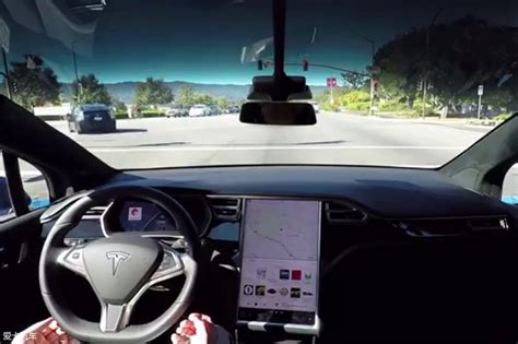 特斯拉展示Autopilot 2.0自动驾驶系统识别交通信号_汽车_环球网
