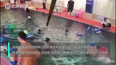 惊险！两女子游泳时被急流冲入江中漂流40分钟后获救_凤凰网视频_凤凰网