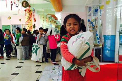 幼儿园小朋友爱心捐赠衣物|爱心捐赠|幼儿_凤凰公益