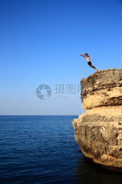 一个人从高的悬崖上跳下来高清图片下载-正版图片503508622-摄图网