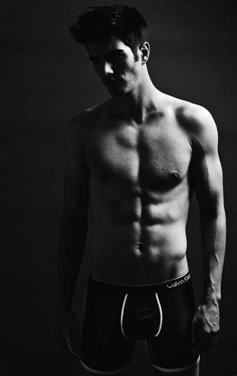 男模Jordan Ross黑白大片显露完美肌肉线条_生活_GQ男士网