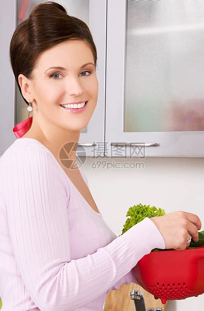 家庭主妇女性家庭主妇女孩妻子饮食享受快乐中年蔬菜厨房高清图片下载-正版图片321370817-摄图网