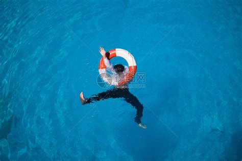 溺水的人高清图片下载-正版图片501513620-摄图网