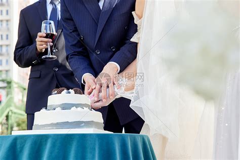 婚礼上的新婚夫妻切蛋糕特写高清图片下载-正版图片502381576-摄图网
