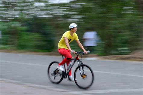 骑自行车上坡的专业道路自行车手—高清视频下载、购买_视觉中国视频素材中心