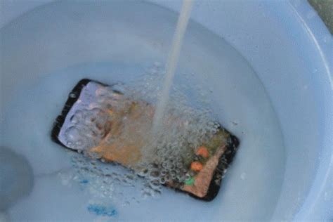 梦见手机掉水里了是什么意思预兆 - 原版周公解梦大全