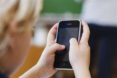 细分手机蓝海：社交、学习、戒网瘾？“暧昧”的手机为谁服务 | CBNData