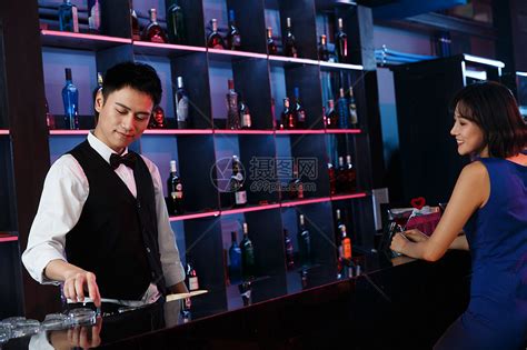 酒吧女服务图片-酒吧端着酒的女服务素材-高清图片-摄影照片-寻图免费打包下载