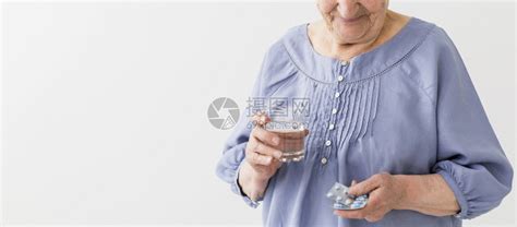 老年水平的前面老妇人用复制空间吃药高清图片下载-正版图片307563562-摄图网