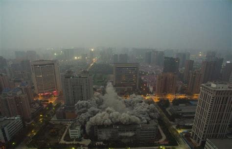 [视频]西安118米高楼爆破 10秒坍塌成平地 - 社会民生 - 红网视听