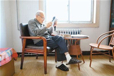91岁老人自学不辍 一口流利英语成“网红”_社会奇趣_湖南红网新闻频道