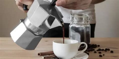 摩卡壶的组成如何使用摩卡壶制作拿铁要不要压粉摩卡壶冲泡技巧 中国咖啡网