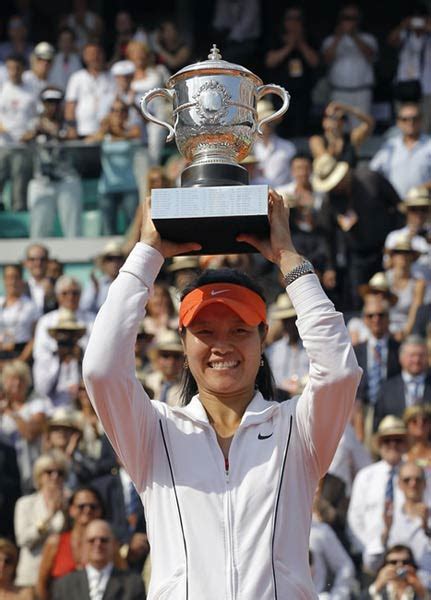 2011年法网女单决赛，李娜创造历史成为第一个捧起网球大满贯赛单打冠军的亚洲选手，书写了中国网球灿烂的辉煌时刻。_高清1080P在线观看平台_腾讯视频