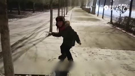 风雪中的守护 雪天里的暖心瞬间_凤凰网视频_凤凰网