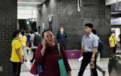 武汉地铁挤满返校大学生 已连续两周末加车上线_大楚网_腾讯网