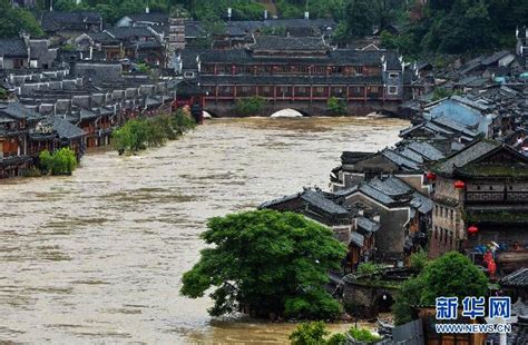 凤凰古城突降暴雨河水猛涨，河畔景观道路部分被洪水淹没_湘西州