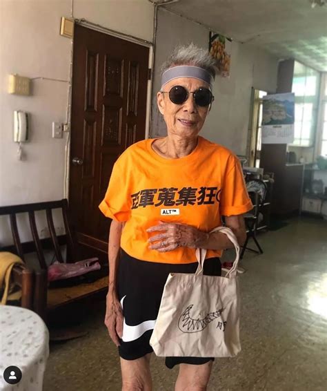 被“上海奶奶”惊艳到了，穿衣精致又高级，网友：岁月从不败美人 - 知乎