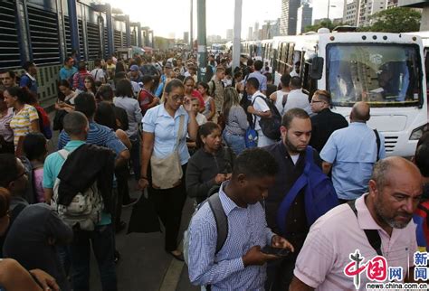 委内瑞拉首都再度大面积停电 交通瘫痪巴士被挤爆-新闻中心-温州网