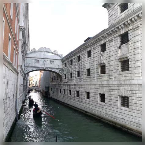 威尼斯运河在夜里与历史建筑一起高清图片下载-正版图片504098349-摄图网