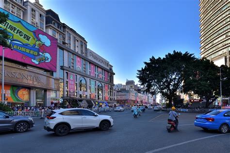 辽宁朝阳“慕容街”，连接南塔和北塔之间的文化商业街|北塔|朝阳|南塔_新浪新闻