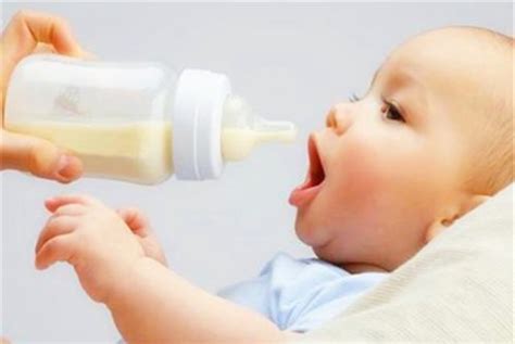刚出生的婴儿喂多少奶粉（婴幼儿该吃多少奶）-幼儿百科-魔术铺