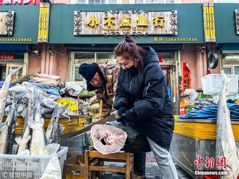 寒冷冬季早市冻货热销（图）