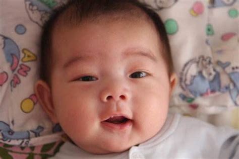 婴儿或孩子可爱的小女孩迷人的笑声穿着 t-sh高清摄影大图-千库网