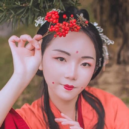 红衣服微笑古风头像女生
