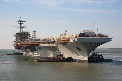 华盛顿号航母从干船坞下水 将成同型航母中最强_凤凰网