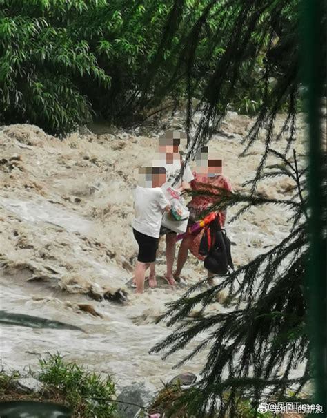 四川彭州突发山洪有人被冲走，当地晚间有短时强降水、大风、冰雹等_手机新浪网