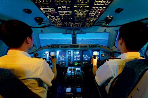 两名飞行员让女朋友全程坐客机驾驶舱 被停职期间又飞 - 航空安全 - 航空圈——航空信息、大数据平台
