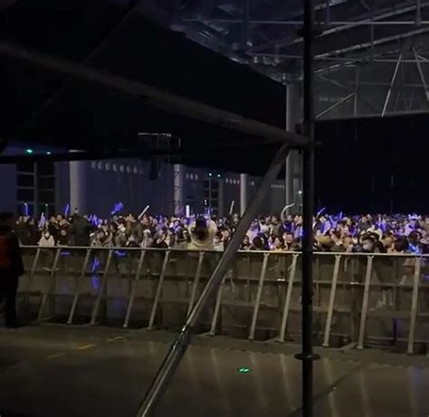 伍佰合肥演唱会观众大喊退票 1280元的VIP只看到半个舞台凤凰网安徽_凤凰网